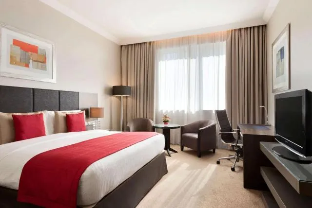  Ramada Downtown Abu Dhabi - picture  : TV/entertainment centre,Bed,Photo of the whole room,On site,Room 