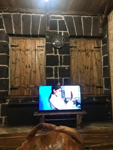  Old Gyumri Guest House / Հին Գյումրի հյուրատուն - picture  : TV/entertainment centre,Seating area,Property 