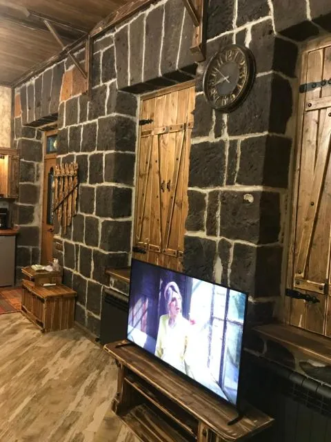  Old Gyumri Guest House / Հին Գյումրի հյուրատուն - picture  : TV/entertainment centre,Summer,Seating area,Property 