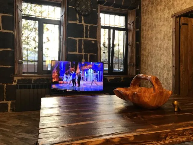  Old Gyumri Guest House / Հին Գյումրի հյուրատուն - picture  : TV/entertainment centre,Seating area,Property 