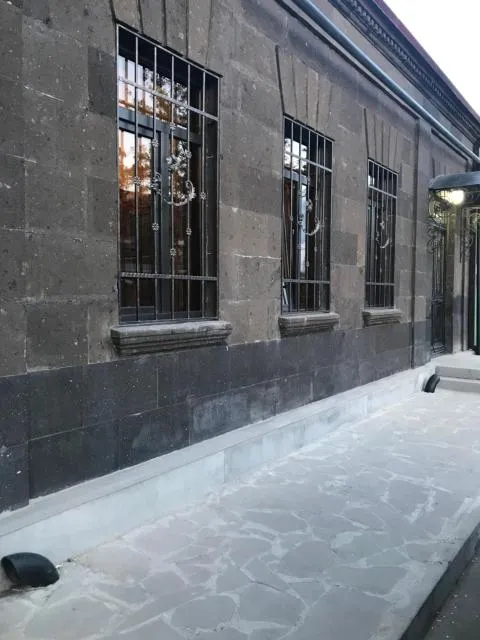  Old Gyumri Guest House / Հին Գյումրի հյուրատուն - picture  : Facade/entrance,Summer,Property 