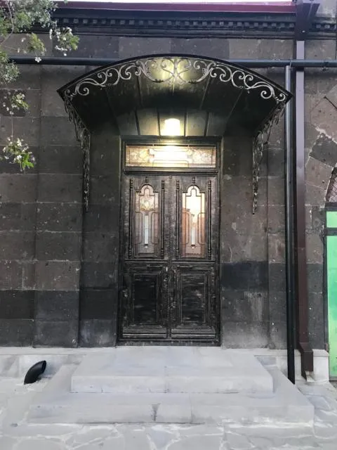  Old Gyumri Guest House / Հին Գյումրի հյուրատուն - picture  : Shower,Facade/entrance,Property 