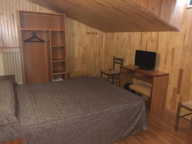  Hotel Refugi dels Isards - picture  : TV/entertainment centre,Bed,Bedroom,Property 