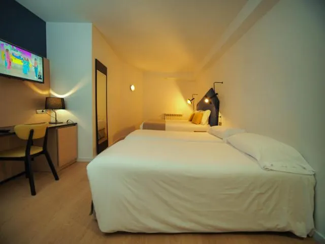  Hotel Roc Meler - picture  : Bed,Photo of the whole room,Room 