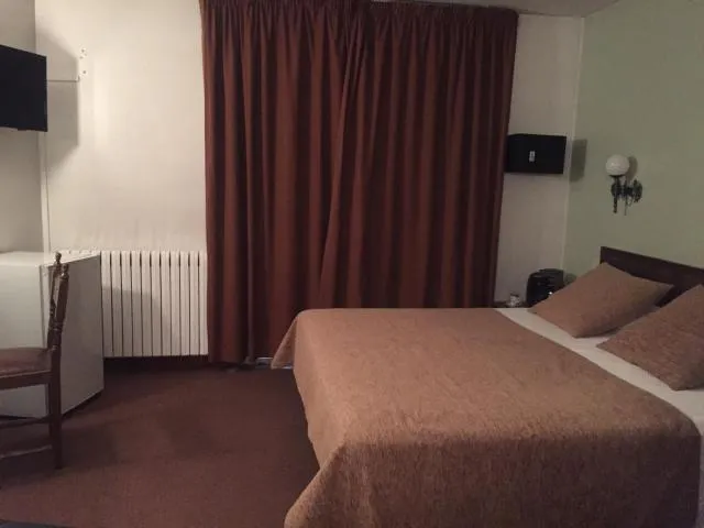  Hotel Folch - picture  : Toilet,Bed,TV and multimedia,Bedroom,Property 