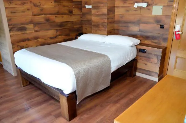  Cal Ruiz - picture  : Bed,Bed,Room 