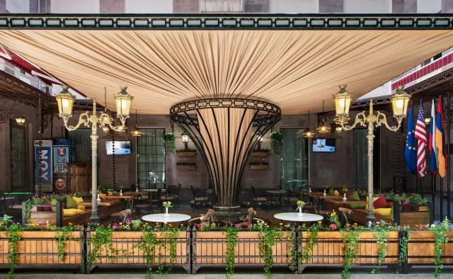  Central Hotel Yerevan - picture  : Toilet,Property building,Restaurant/places to eat,Property 