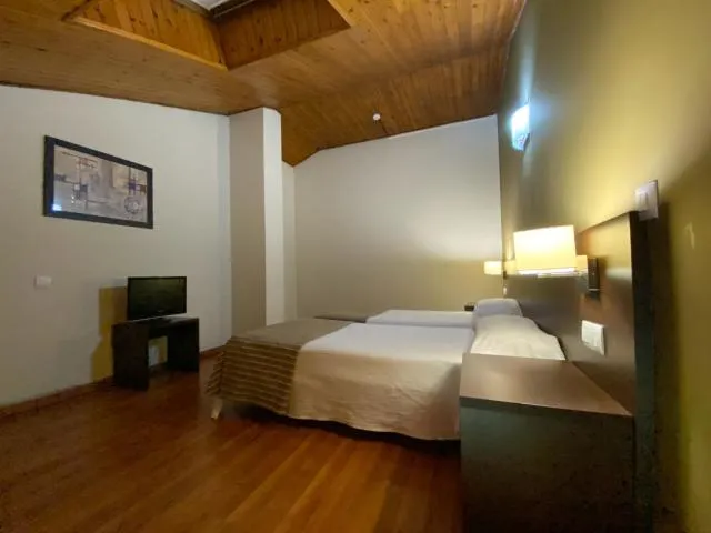  Somriu Hotel Vall Ski - picture  : Bed,Bedroom,Property 