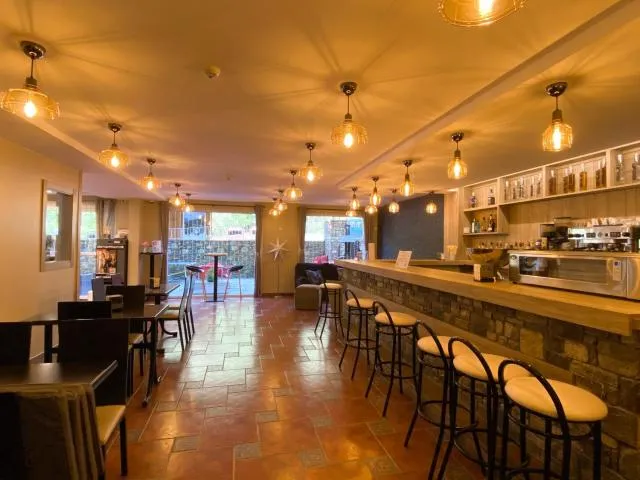  Somriu Hotel Vall Ski - picture  : Toilet,Patio,Lounge or bar,Property 