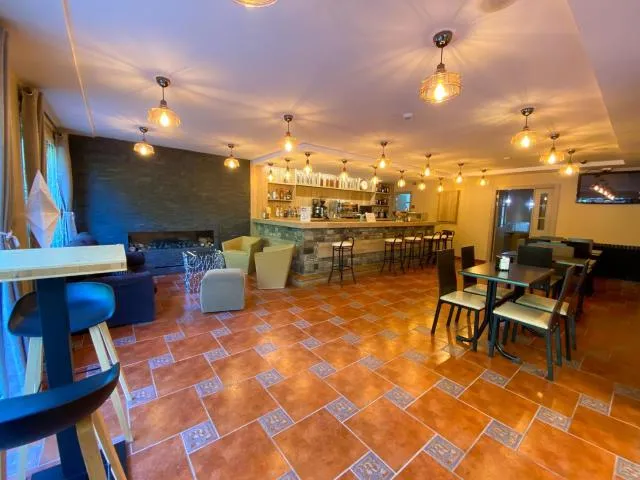  Somriu Hotel Vall Ski - picture  : Toilet,Patio,Lounge or bar,Property 