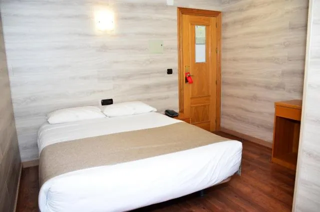  Cal Ruiz - picture  : Bed,Bedroom,Property 