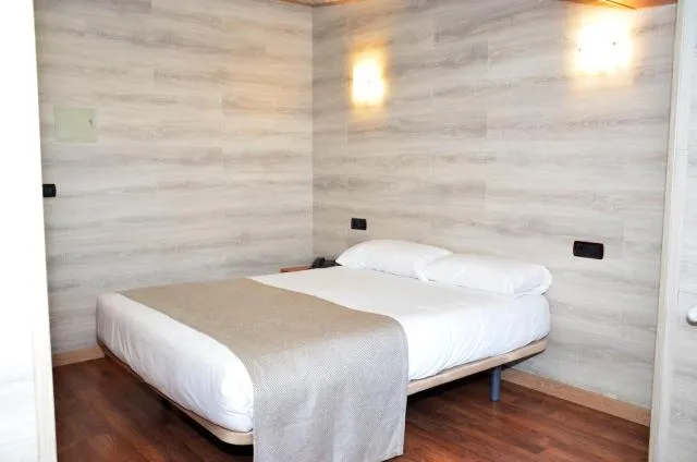  Cal Ruiz - picture  : Bed,Bed,Bedroom,Property,Room 