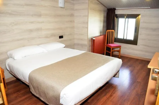  Cal Ruiz - picture  : Bed,Bedroom,Property 