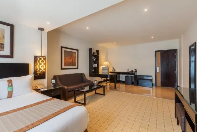  Holiday Inn Dubai Al Barsha, an IHG Hotel - picture  : TV/entertainment centre,Photo of the whole room,Room 