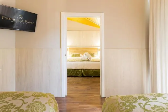  Hotel Princesa Parc - picture  : TV/entertainment centre,Bed 