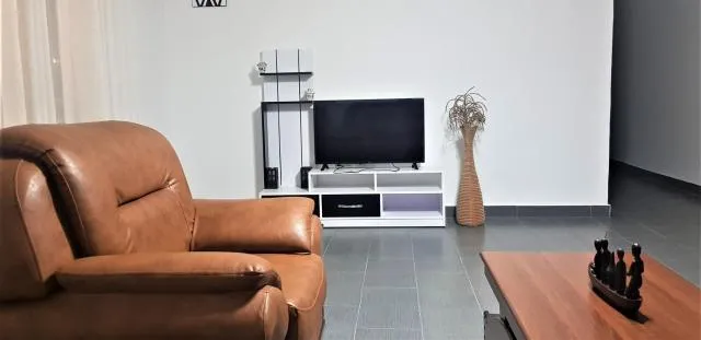  Maison de Passage - Isaro Passage House - Vacation Rental In Kigali - photo  : Zone assise,Centre de télévision/divertissement 