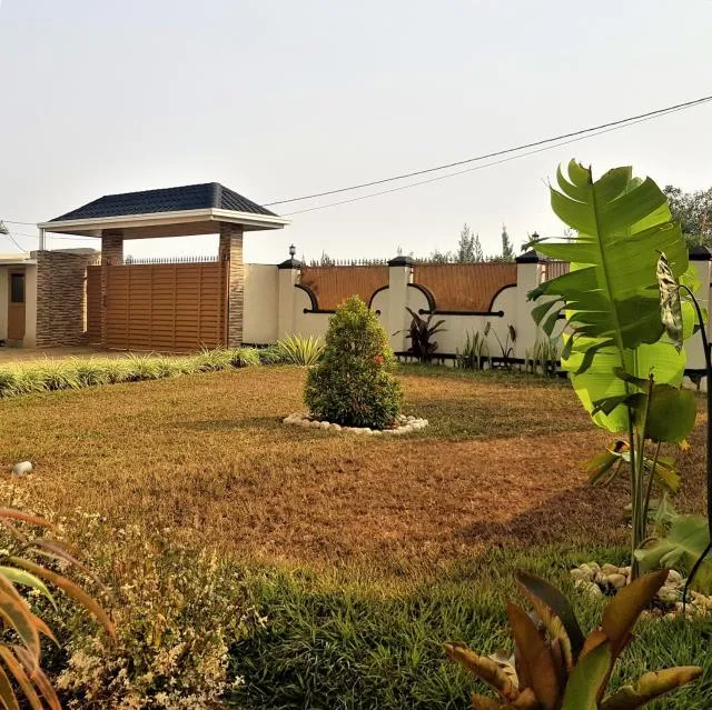  Maison de Passage - Isaro Passage House - Vacation Rental In Kigali - photo  : Jardin,Immeuble immobilier 