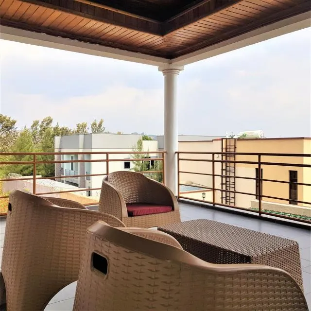  Maison de Passage - Isaro Passage House - Vacation Rental In Kigali - photo  : Balcon/terrasse 