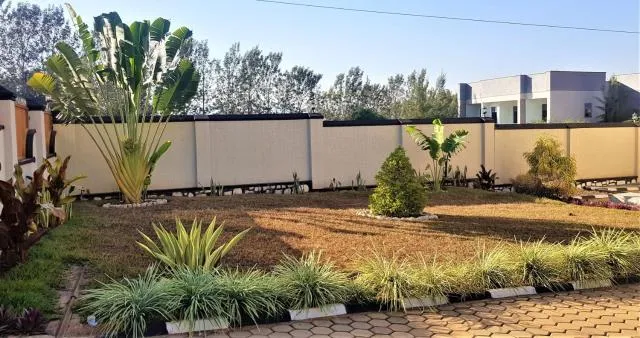  Maison de Passage - Isaro Passage House - Vacation Rental In Kigali - photo  : Jardin,Immeuble immobilier 