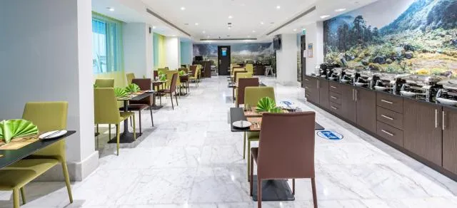  Gravity Hotel Abu Dhabi - picture  : Toilet,Restaurant/places to eat,Property 