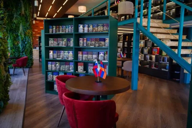  Messier 53 Hotel Yerevan - picture  : Property building,Library,Property 