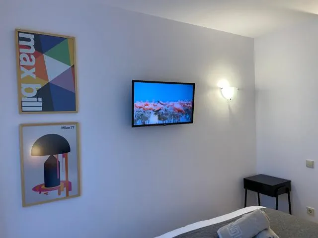  PROBER_SOL TARTER - picture  : TV/entertainment centre,TV and multimedia,Property 