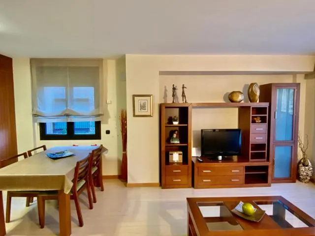  PROBER_SISCARO - picture  : TV/entertainment centre,TV and multimedia,Dining area,Property 