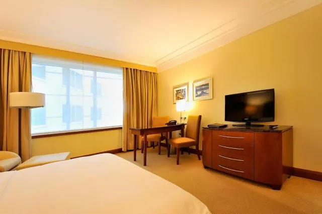  Regent Warsaw Hotel - picture  : TV/entertainment centre,Bed,Bed,TV and multimedia,Bedroom,Property,Room 