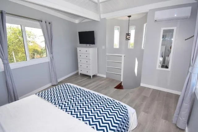  Siboney Beach Club - picture  : TV/entertainment centre,Bed,Bedroom,Property 