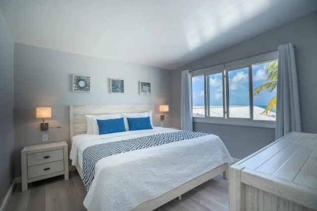  Siboney Beach Club - picture  : Bed,Photo of the whole room,Room 