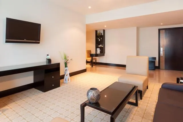  Holiday Inn Dubai Al Barsha, an IHG Hotel - picture  : Seating area,TV/entertainment centre,Bedroom,Property 