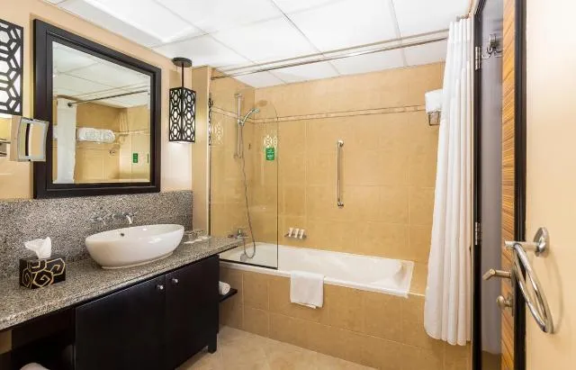  Holiday Inn Dubai Al Barsha, an IHG Hotel - picture  : Bathroom,Bathroom,Property 
