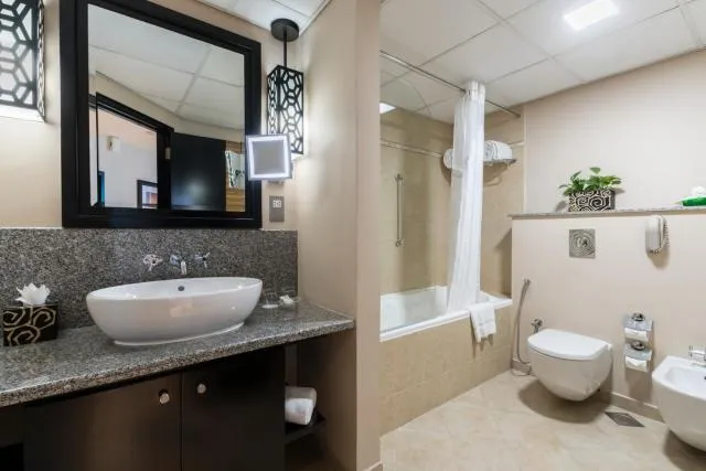  Holiday Inn Dubai Al Barsha, an IHG Hotel - picture  : Bathroom,Bathroom,Property 