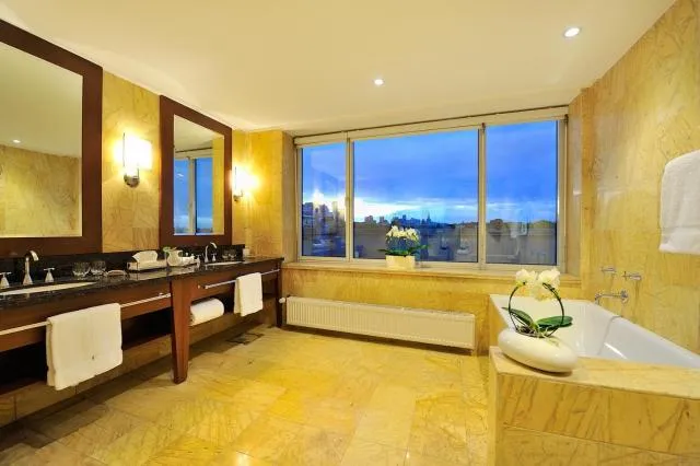  Regent Warsaw Hotel - picture  : Bathroom,Bathroom,View (from property/room),Photo of the whole room,Property,Room 