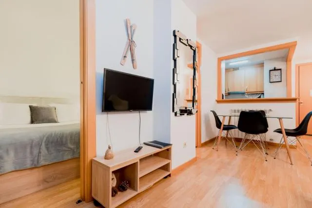  Apartaments Ashome - picture  : TV/entertainment centre 