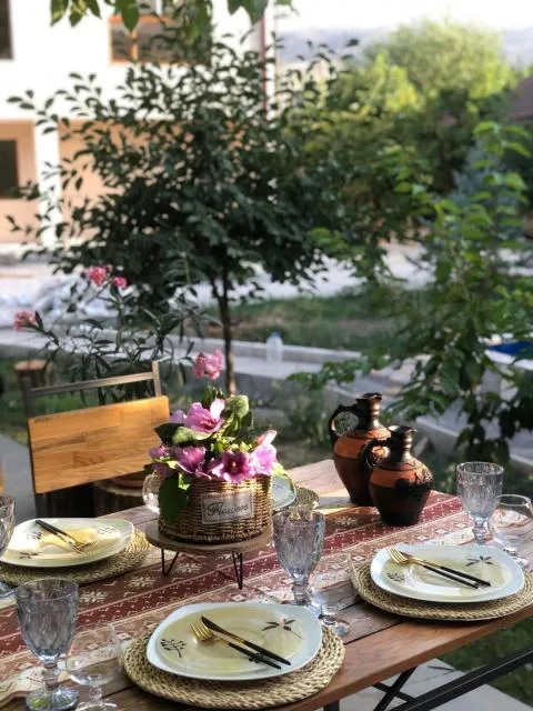  Harmonia Garden Garni - picture  : Toilet,Restaurant/places to eat,Garden,Food and drinks,Food,Lunch,Dinner,Property 