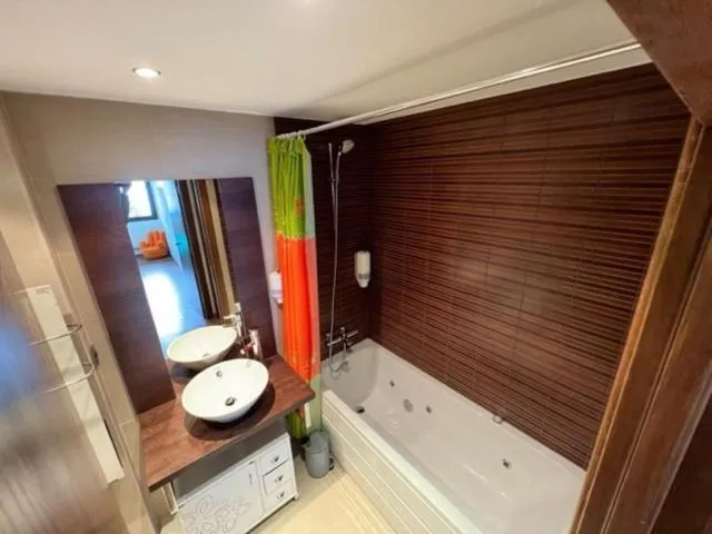  Prat de Baix d'Envalira 7P Envalira-Soldeu Zona Grandvalira - picture  : Bathroom,Hot Tub,Property 