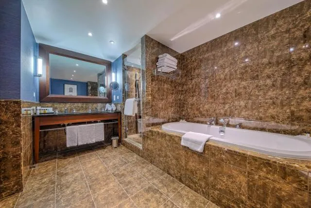  InterContinental Warszawa, an IHG Hotel - picture  : Bathroom,Photo of the whole room,Room 