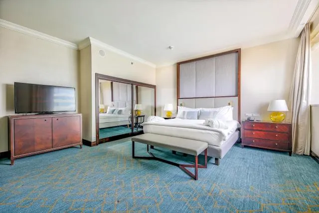  InterContinental Warszawa, an IHG Hotel - picture  : Bed,Photo of the whole room,Room 