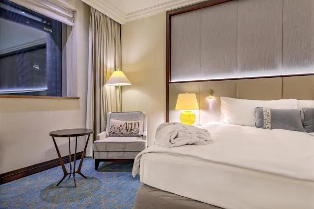  InterContinental Warszawa, an IHG Hotel - picture  : TV/entertainment centre,Bed,Photo of the whole room,Room 