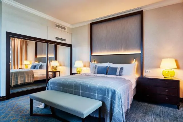  InterContinental Warszawa, an IHG Hotel - picture  : Bed,Photo of the whole room,Room 