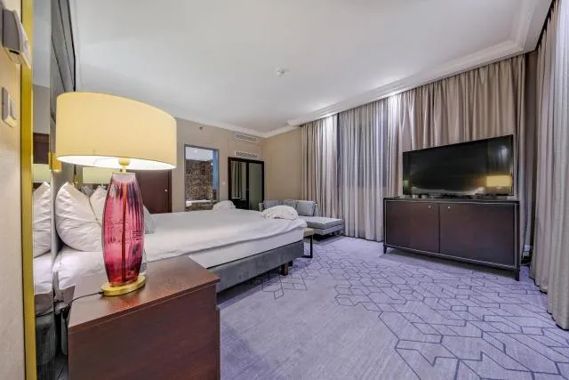  InterContinental Warszawa, an IHG Hotel - picture  : TV/entertainment centre,Bedroom,Property 