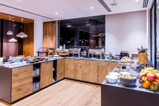  Best Western Plus Congress Hotel Yerevan - picture  : Toilet,Restaurant/places to eat,Food,Dining area,On site,Breakfast,Property 