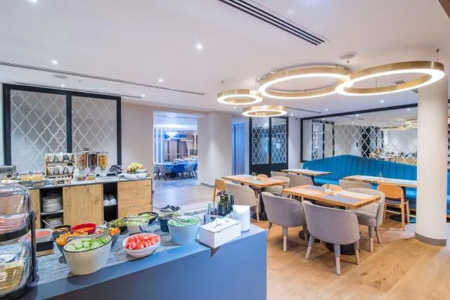  Best Western Plus Congress Hotel Yerevan - picture  : Toilet,Restaurant/places to eat,Dining area,On site,Breakfast,Property 