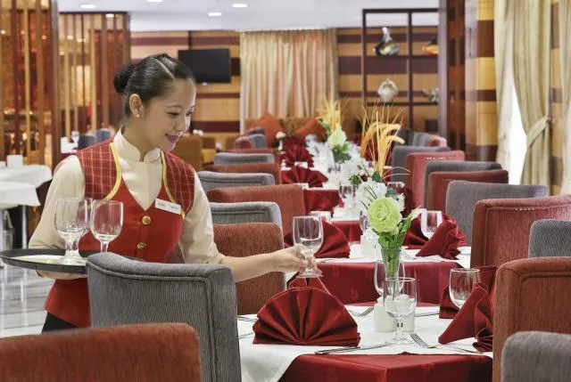  Gateway Hotel - picture  : Toilet,Restaurant/places to eat,Buffet breakfast,Property 