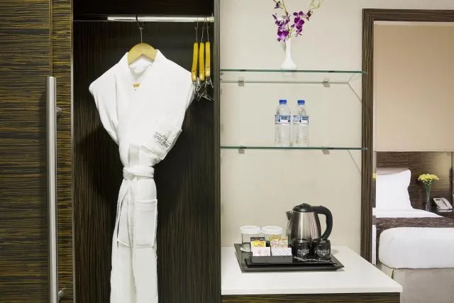  Gateway Hotel - picture  : Coffee/tea facilities,Property 