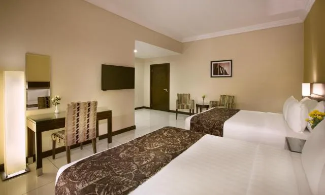  Gateway Hotel - picture  : Bed,Photo of the whole room,Room 