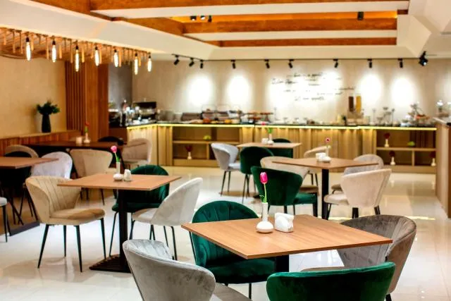  Central Hotel Yerevan - picture  : Toilet,Property building,Restaurant/places to eat,Breakfast,Property 