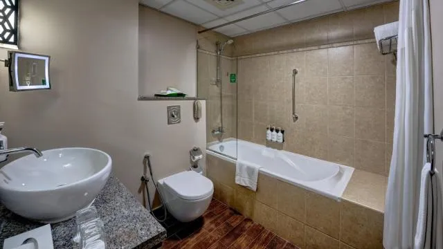  Holiday Inn Dubai Al Barsha, an IHG Hotel - picture  : Bathroom,Bathroom,Property 