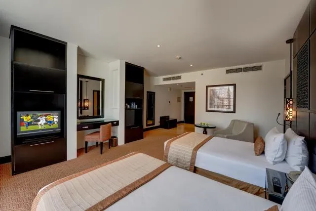  Holiday Inn Dubai Al Barsha, an IHG Hotel - picture  : TV/entertainment centre,Bedroom,Property 